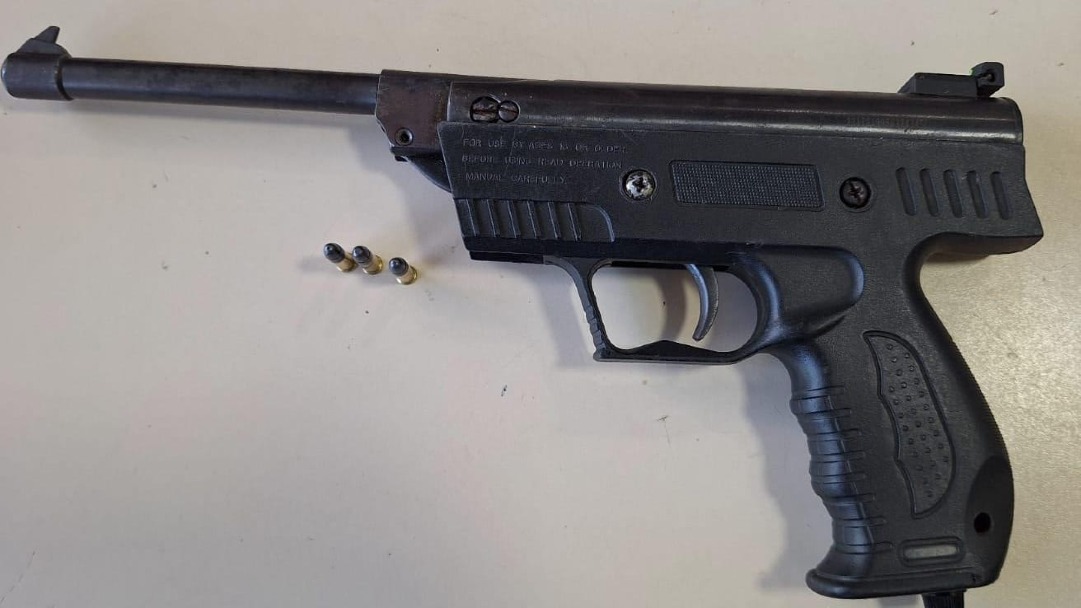 Polícia Militar apreende arma de fogo após suspeito fugir e descartá-la na BR-364