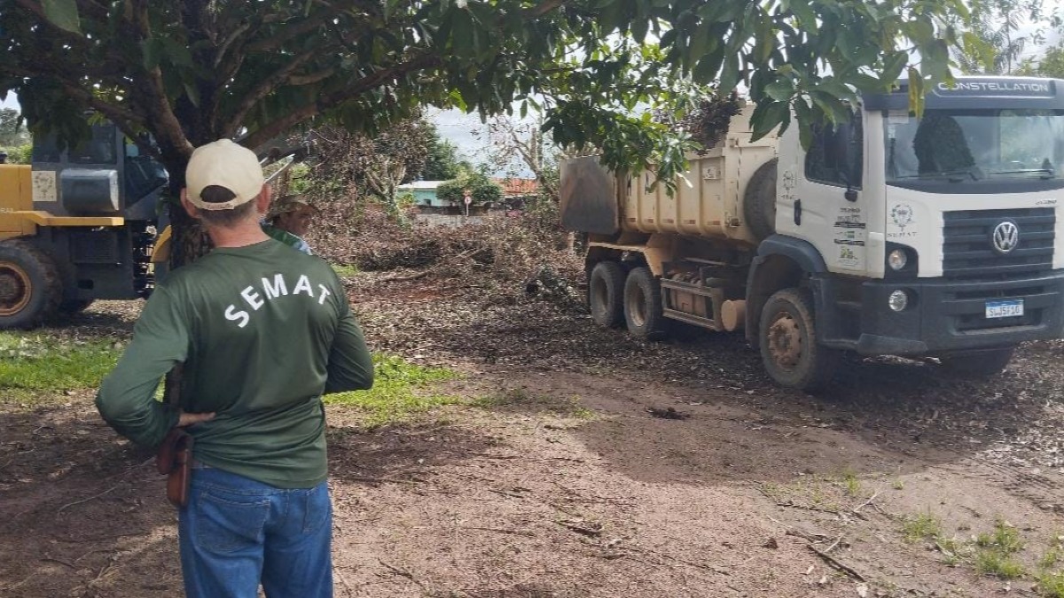 Prefeitura realiza serviço de limpeza e remoção de entulhos no 4º Pelotão da PM