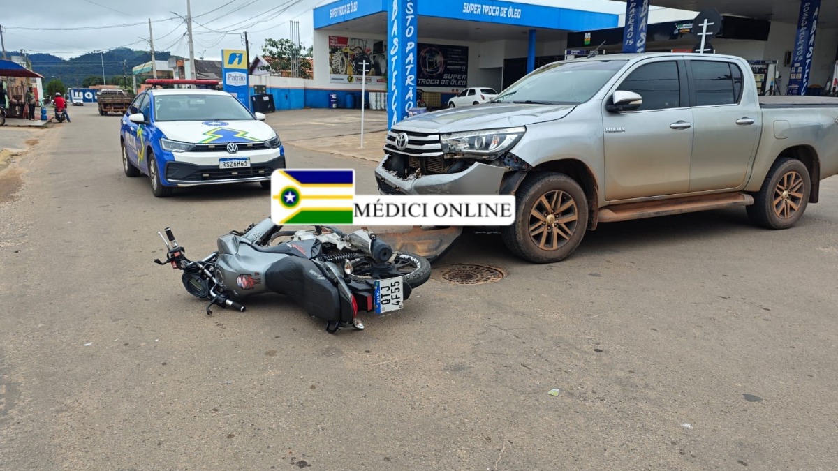Motociclista fica ferido após acidente com Hilux em Presidente Médici