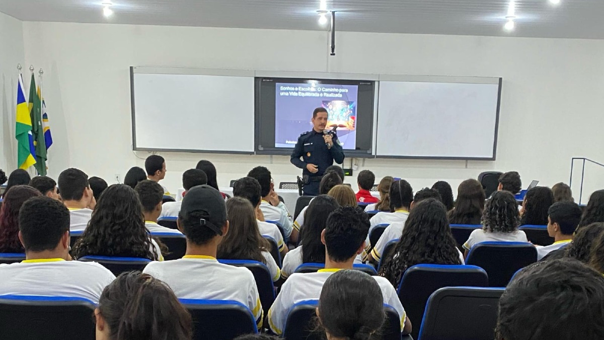 Palestra na Escola Paulo Freire destaca importância da responsabilidade nas decisões