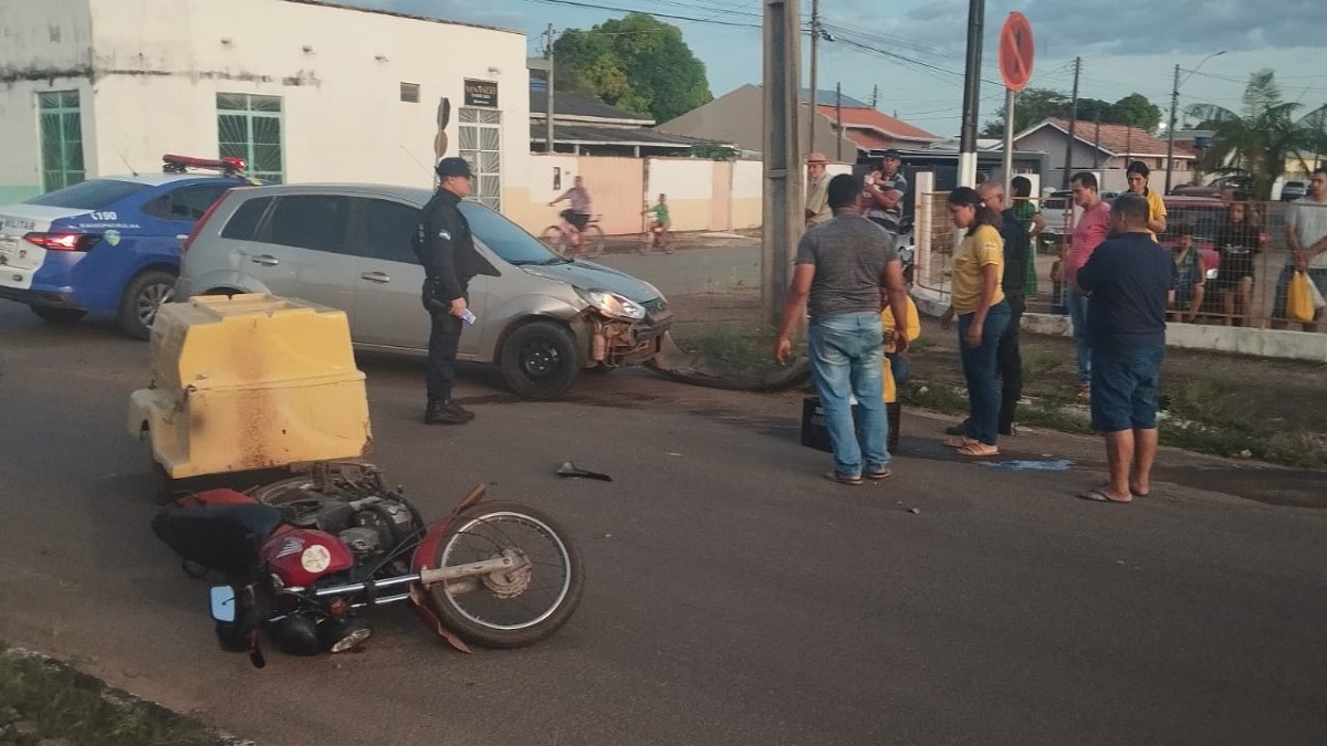 Acidente entre carro e motocicleta deixa uma pessoa ferida em cruzamento da Rua Nova Brasília com Avenida Macapá