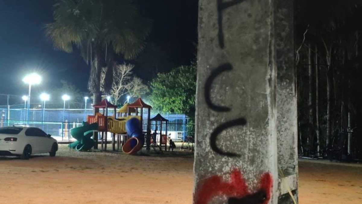 Suspeitos de pichação fogem da PM e abandonam motocicleta em Presidente Médici