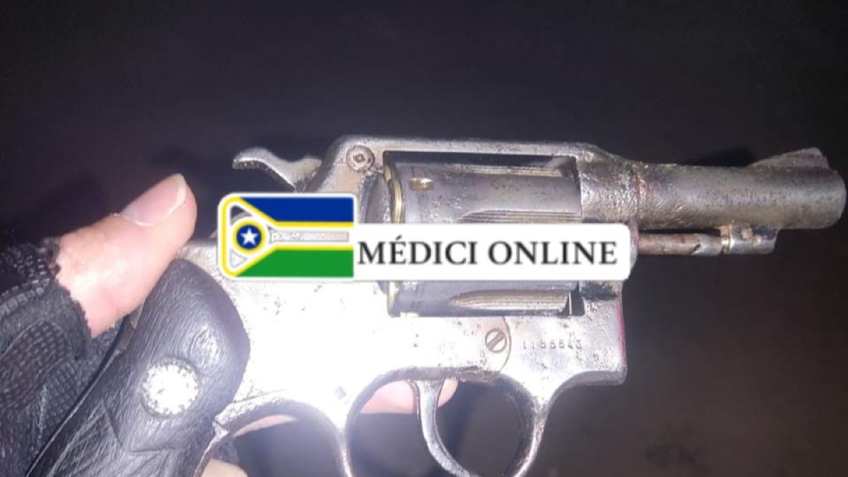Polícia Militar apreende menores e arma de fogo após tentativa de fuga em Presidente Médici