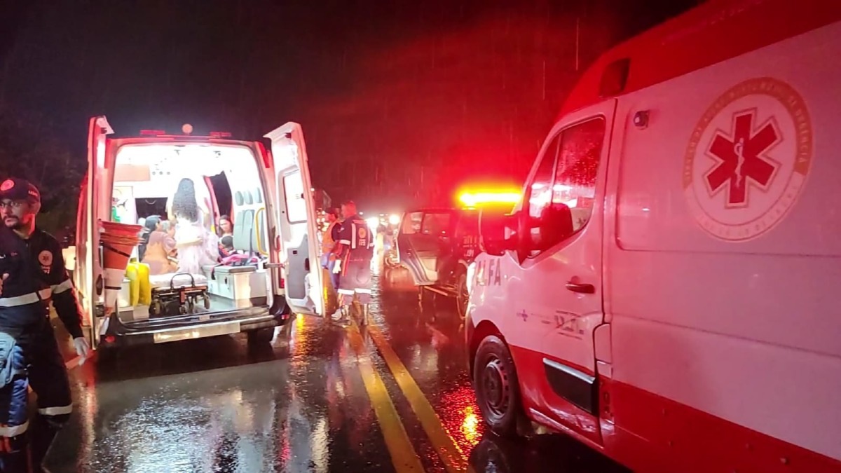 Motociclista morre após invadir pista contrária e atingir micro-ônibus com fiéis de Presidente Médici