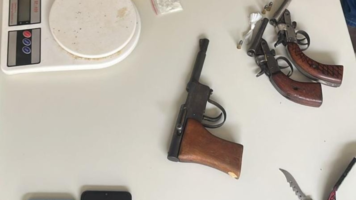 Operação policial prende suspeitos de tentativa de homicídio e tráfico após confronto entre facções