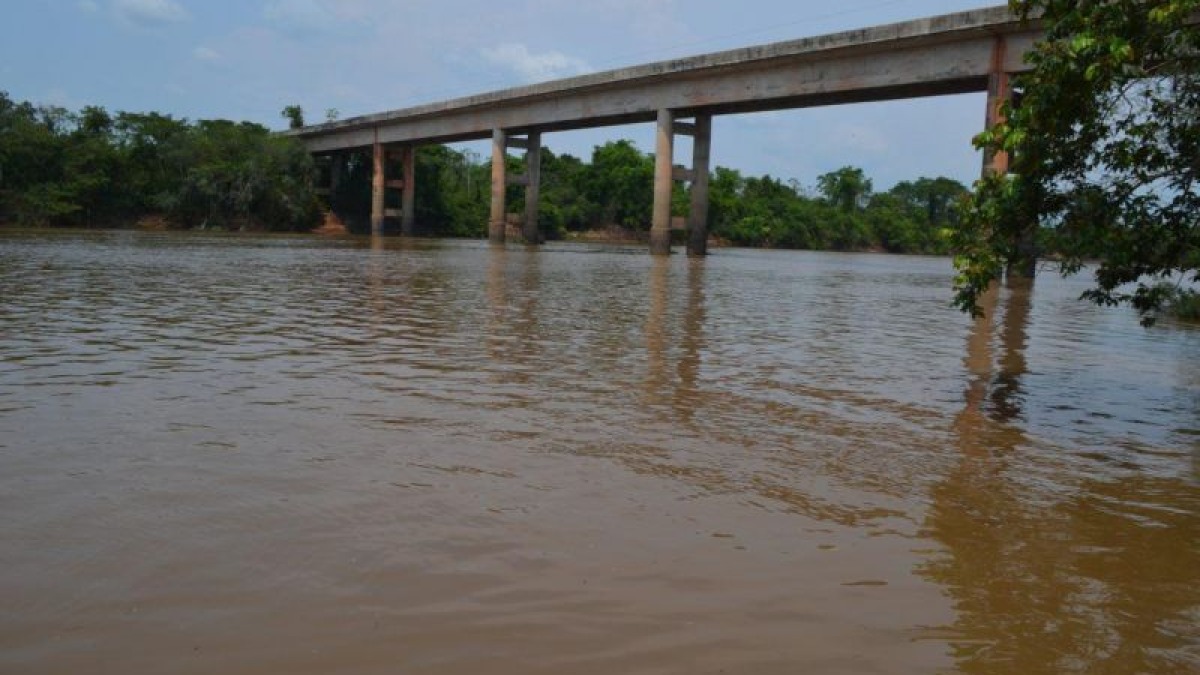 Dois jovens sobrevivem a naufrágio no Rio Machado após acidente no domingo