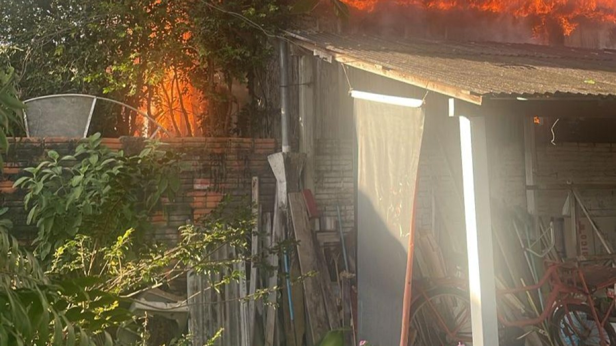 Incêndio atinge residência na Avenida Dom Bosco