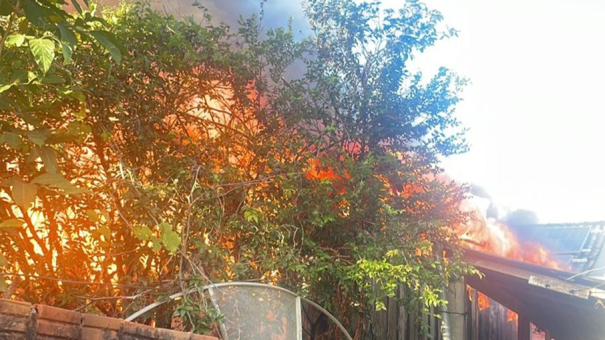 Incêndio em residência na Avenida Dom Bosco é controlado com apoio de caminhão-pipa da prefeitura