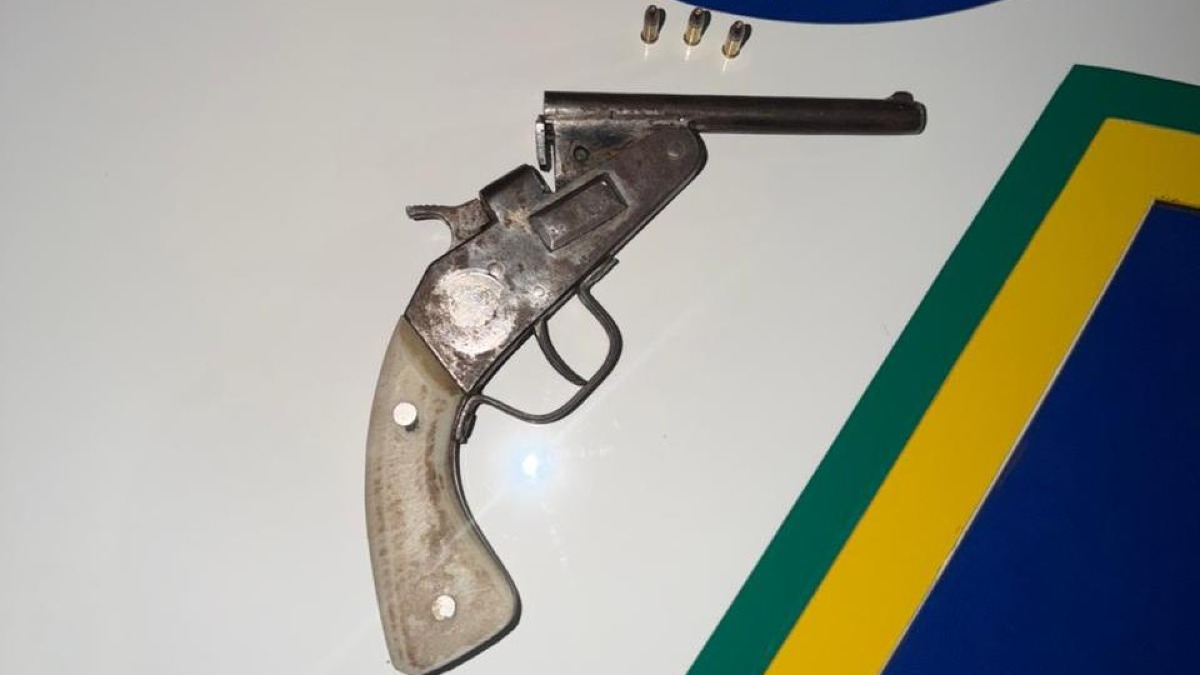Homem é preso com arma artesanal após acidente em Presidente Médici