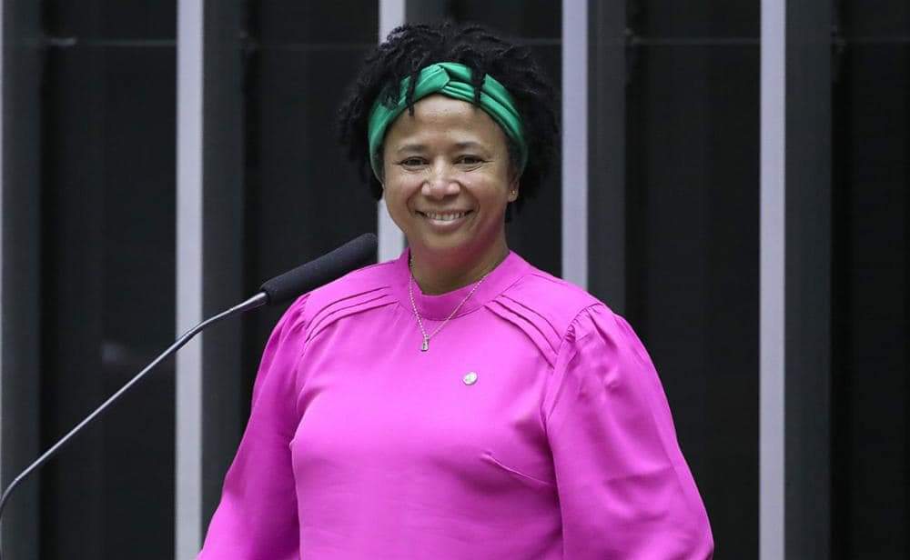 Homem que fez postagens homofóbicas em grupo de WhatsApp contra a deputada Silvia Cristina é condenado