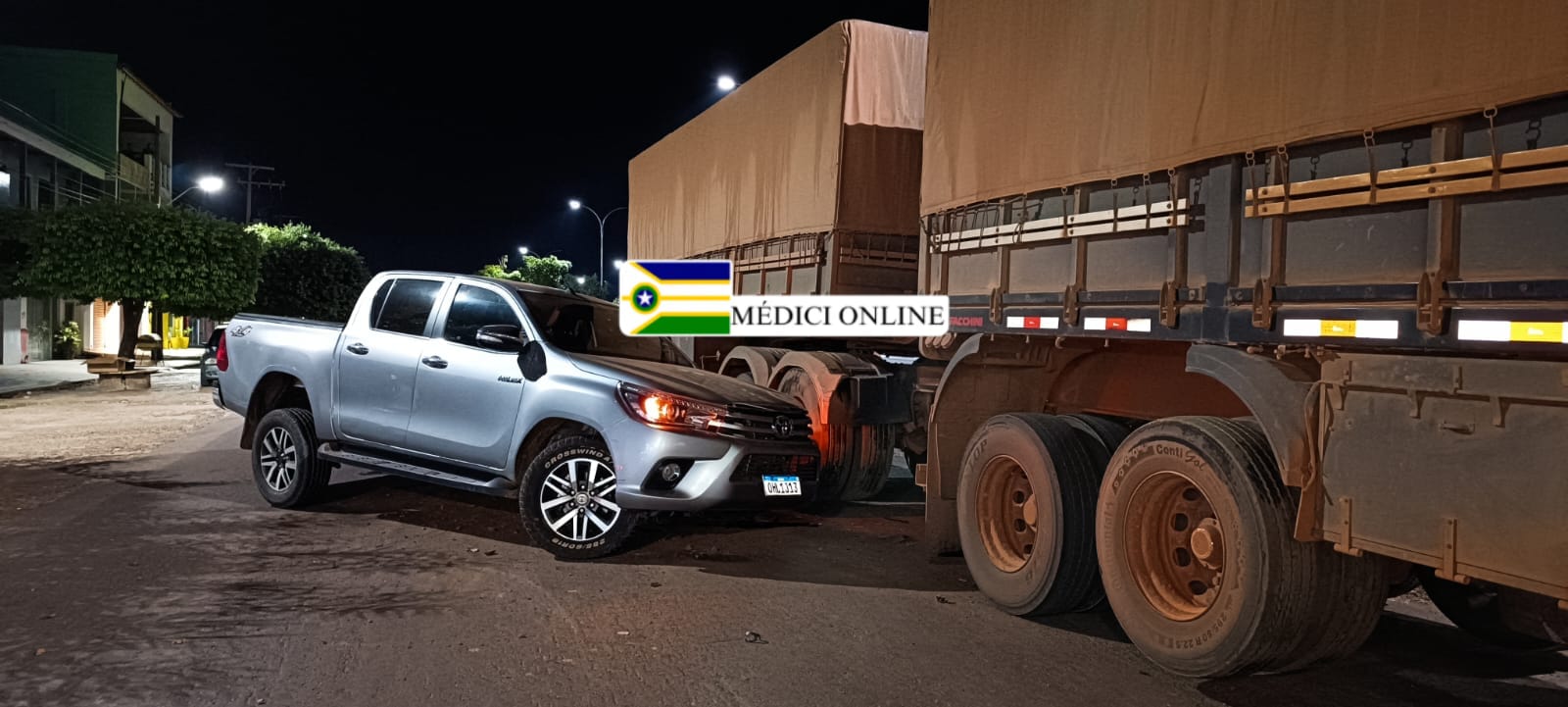 Caminhonete Hilux Colide com Caminhão Estacionado em Presidente Médici