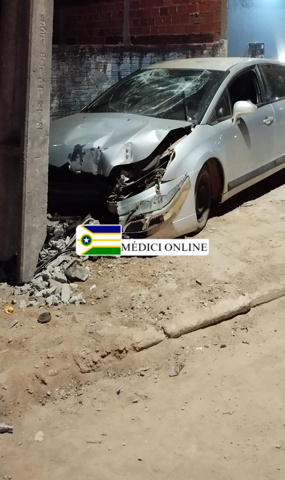 Carro Colide com Poste na Avenida São João Batista em Presidente Médici