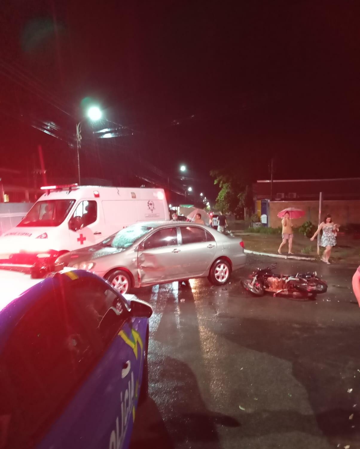 Motocicleta e Carro Colidem em Presidente Médici na Noite de Sábado