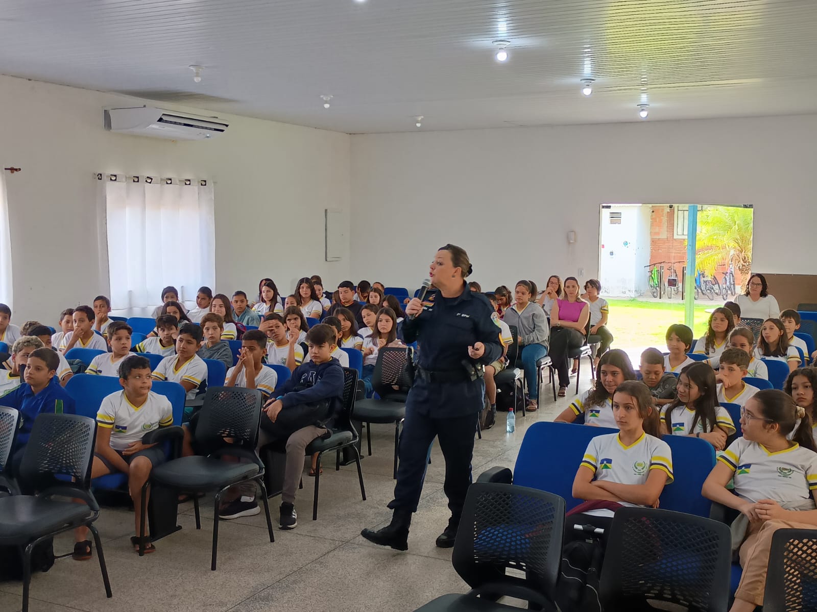 "Escola Carlos Drummond de Andrade Recebe Palestra do PROERD sobre Prevenção às Drogas