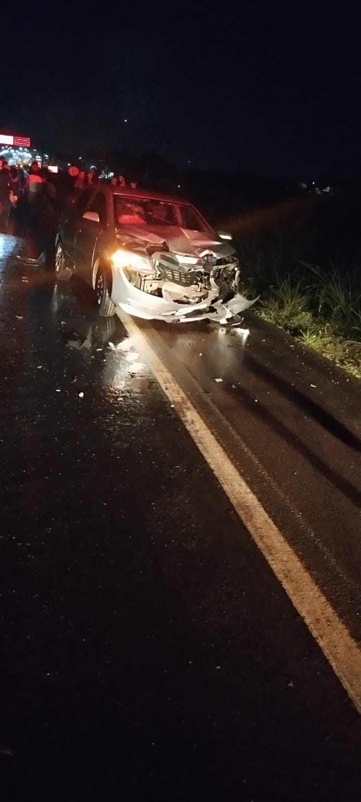 Chevrolet Onix e Toyota Corolla colidem na BR-364