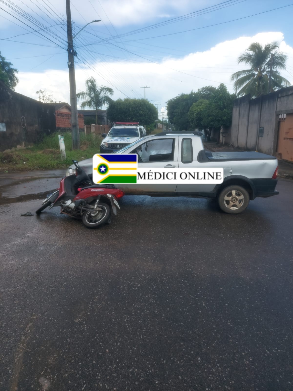 Acidente entre carro e motoneta deixa uma pessoa ferida