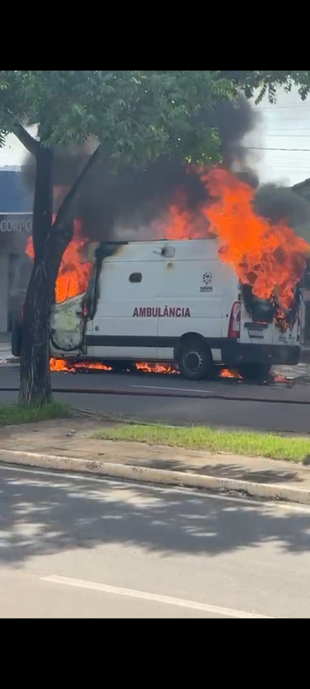 Corpo de Bombeiros Controla Incêndio em Ambulância