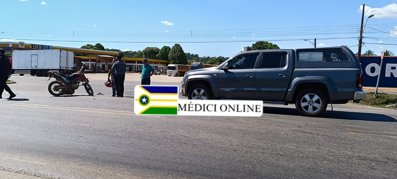 Acidente entre caminhonete e moto deixa motociclista ferido