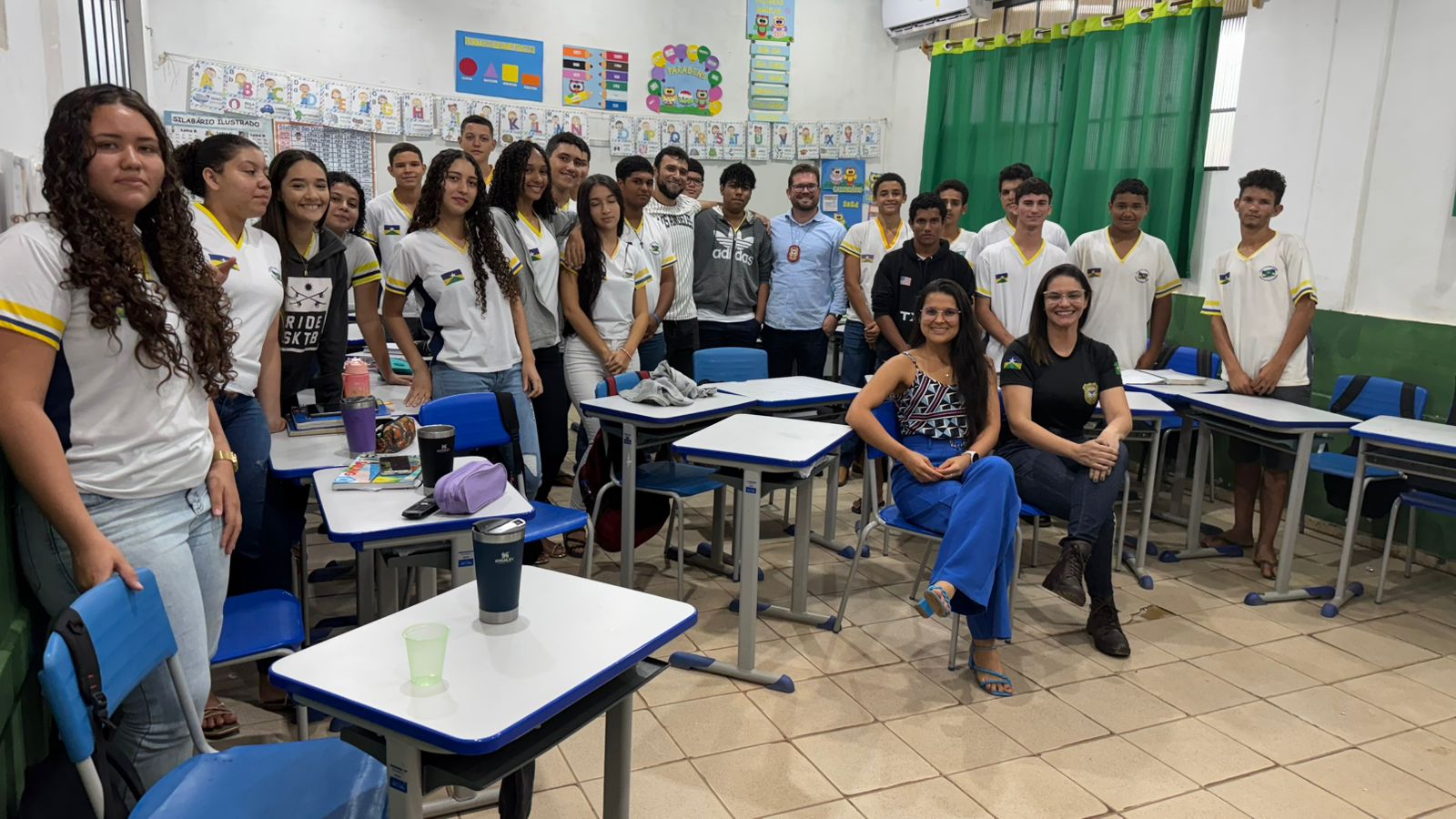 Alunos da Escola Emburana Participam de Tarde de Diálogo com a Polícia Civil
