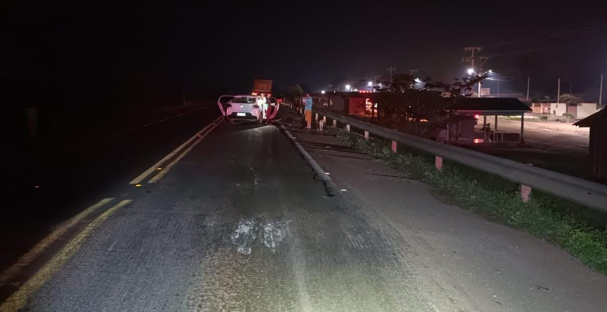 Colisão entre automóvel e carreta causa princípio de incêndio na BR-364, Bandeira Branca